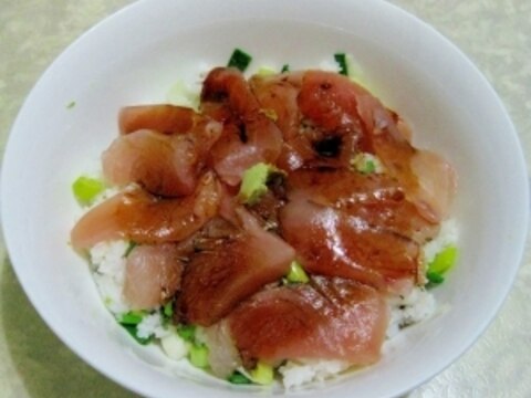 冷飯Ok　ねぎ混ぜご飯のマグロ切り身乗せ丼